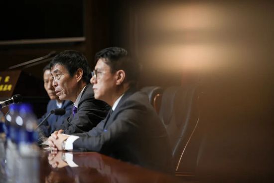美女光身无遮挡